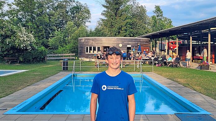 Der 14-jährige Felix Strobel ist nun Rettungsschwimmer-Azubi im Bad von Seltmans.