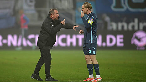 1860-Trainer Markus Kauczinski (l.) in Regensburg im Gespräch mit Vizekapitän Thore Jacobsen.