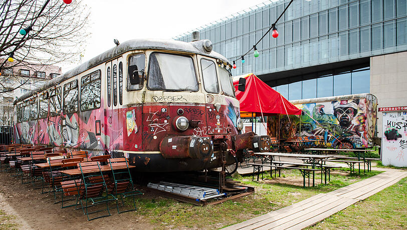 Seit bald zehn Jahren steht der ausrangierte Schienenbus der Minna Thiel auf der Wiese vor der HFF.