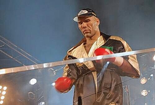Will künftig Schnitzel verkaufen: Mit XXL-Formaten  kennt sich der entthronte  Box-Riese Nicolai Valuev aus.