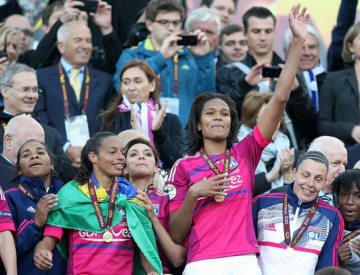 Sie haben's geschafft: Die Spielerinnen von Olympique Lyon haben sich den Pokal geholt - und im Münchner Olympiastadion gebührend gefeiert.