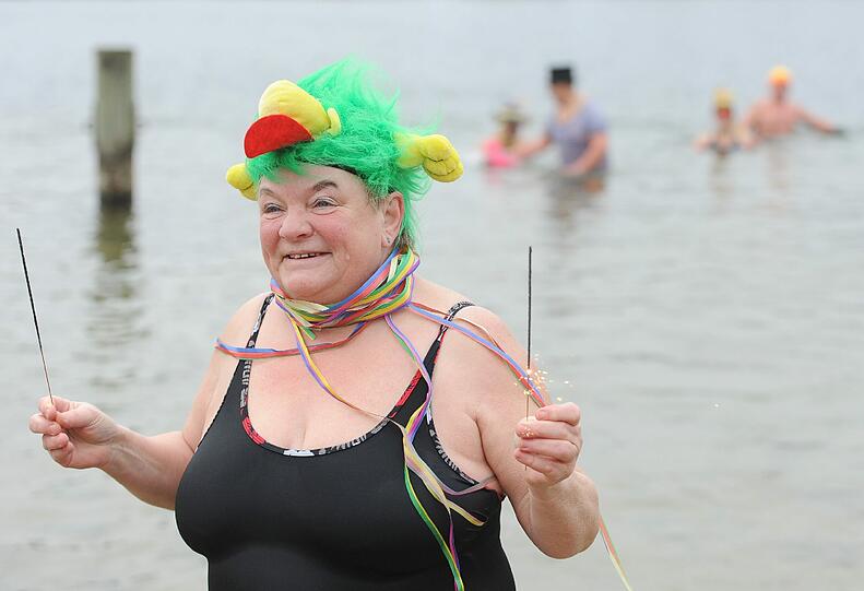 Aber es müssen nicht immer Raketen und Böller sein. Der Sportverein "Die Berliner Seehunde" pflegen ein anderes Ritual: Ab in den Orankesee, um besonders frisch ins neue Jahr zu kommen.