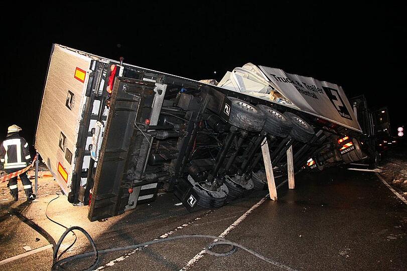 2013: Zwei Sattelzüge prallen auf der B 12 nahe Hohenlinden zusammen. Ein Fahrer wird dabei schwer eingeklemmt und kann erst nach Stunden aus dem gewaltigen Trümmerhaufen geborgen werden.