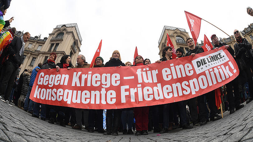 Bilder von der Siko-Gegendemo in München: Vom Stachus ging es über den Odeonsplatz zum Marienplatz. Laut Polizei haben rund 1.500 Personen teilgenommen.