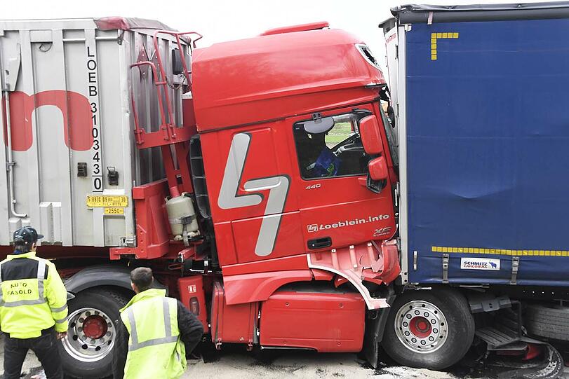 Mega-Stau auf der A9 Richtung Nürnberg - die Bilder vom Bergungseinsatz am Donnerstag.