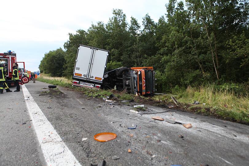 Schwerer Lkw-Unfall auf der A6 bei Ansbach endet tödlich.