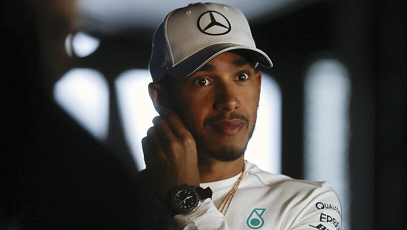 "Ich komme gerade von einer großartigen Zeit mit meiner Familie und meinen Freunden, die mir so eine riesige Welle voller Positivem gegeben hat. Nichts kann dem eine Delle verpassen", sagte Lewis Hamilton in Sao Paulo bei einem Sponsoren-Termin.