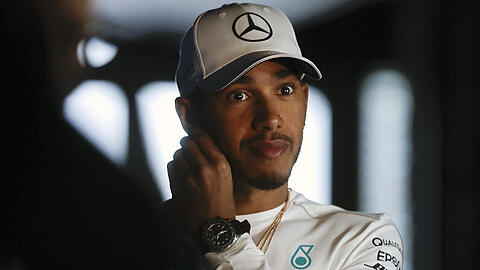 "Ich komme gerade von einer großartigen Zeit mit meiner Familie und meinen Freunden, die mir so eine riesige Welle voller Positivem gegeben hat. Nichts kann dem eine Delle verpassen", sagte Lewis Hamilton in Sao Paulo bei einem Sponsoren-Termin.