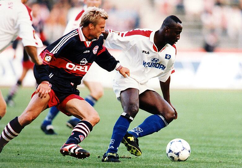 20. September 1998: Thorsten Fink (links) im Duell mit Anthony Yeboah. Die Bayern siegten mit 5:3 - Ali Daei (2), Stefan Effenberg (2) und Giovane Elber trafen für die Münchner.