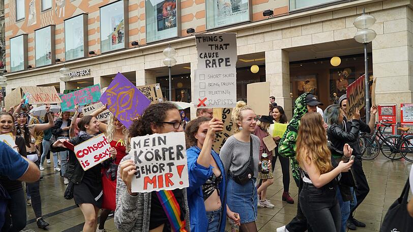 Slutwalk 2018 in München: Frauen und Männer kämpfen gemeinsam gegen Sexismus in der Gesellschaft und fordern sexuelle Selbstbestimmung für alle.