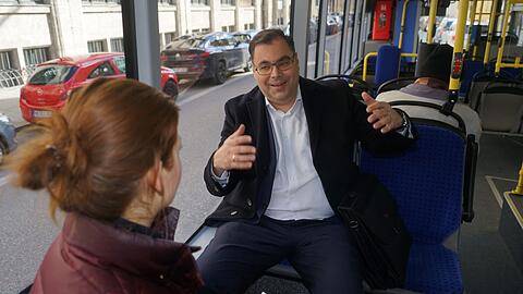 Auf der Fahrt im E-Bus der Linie 100 von Haupt- zum Ostbahnhof und zurück interviewt Rathausreporterin Emily Engels den MVG-Chef Ingo Wortmann.