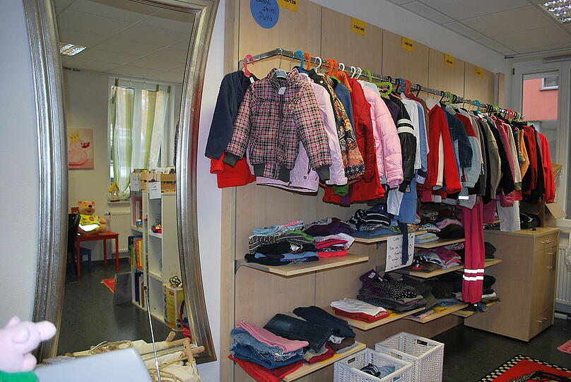 Die Diakonie betreibt im Hasenbergl einen Secondhand-Laden für Kinderkleidung.