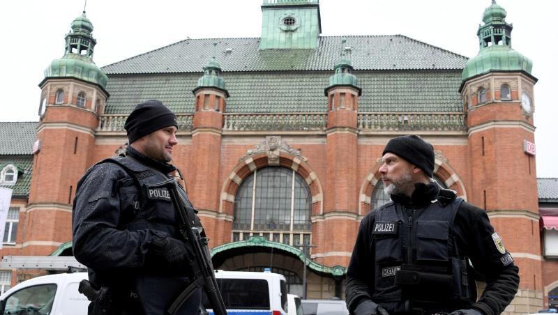 Polizeibeamte stehen vor dem Lübecker Hauptbahnhof. Der Bahnhof wurde nach einer Bombendrohung evakuiert und der Zugverkehr eingestellt. Polizeibeamte stehen vor dem Lübecker Hauptbahnhof. Der Bahnhof wurde nach einer Bombendrohung evakuiert und der Zugverkehr eingestellt.