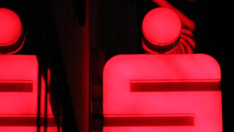 Ein Sparkassenlogo spiegelt sich in einer Schaufensterscheibe. Foto: picture alliance/Karl-Josef Hildenbrand/dpa/Archivbild Ein Sparkassenlogo spiegelt sich in einer Schaufensterscheibe. Foto: picture alliance/Karl-Josef Hildenbrand/dpa/Archivbild