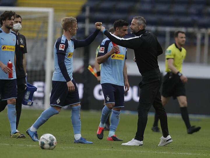 Gut gemacht: Die Gladbach-Profis feiern mit Coach Marco Rose (r) den zweiten Geisterspiel-Sieg.