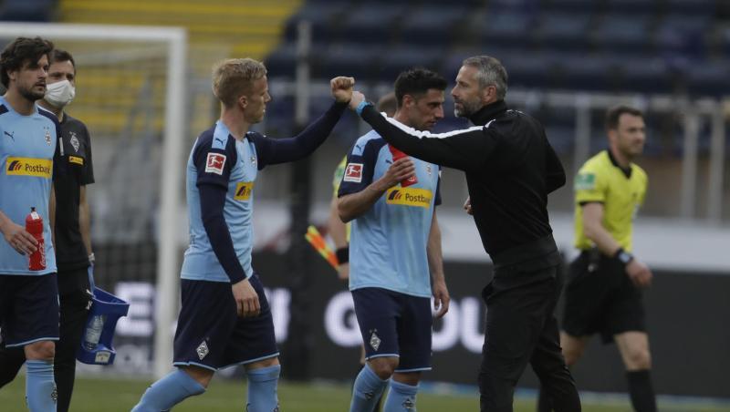 Gut gemacht: Die Gladbach-Profis feiern mit Coach Marco Rose (r) den zweiten Geisterspiel-Sieg. Gut gemacht: Die Gladbach-Profis feiern mit Coach Marco Rose (r) den zweiten Geisterspiel-Sieg.