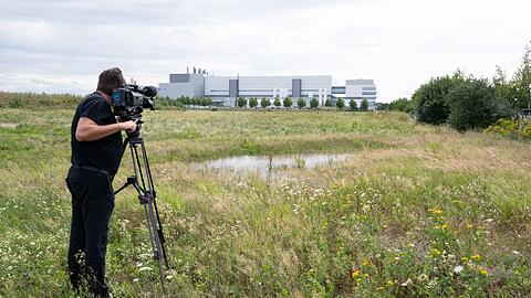 Ein Kameramann auf einer Wiese im Dresdner Stadtteil Klotzsche: In der Nähe der  Halbleiterfabrik von Bosch will auch der taiwanische Chiphersteller TSMC eine Fabrik errichten.