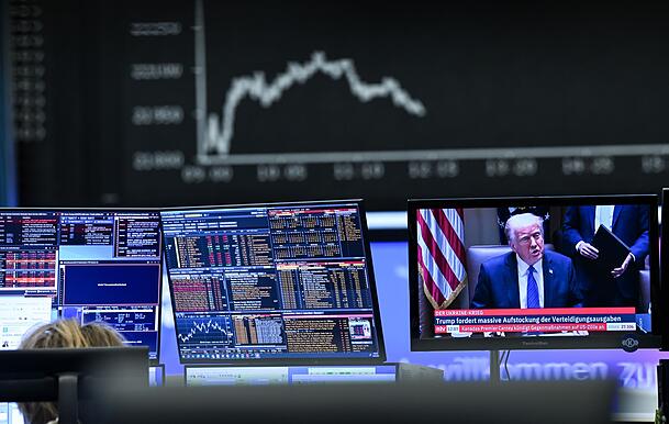 Die Zölle von US-Präsident Trump haben die Aktienkurse kräftig ins Minus gedrückt.
