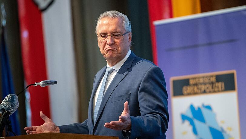 Auch wenn das Berliner Verwaltungsgericht die Zurückweisung von drei Somaliern an der Grenze für unzulässig hielt - Bayerns Innenminister Joachim Herrmann (CSU) will keine Zweifel an der neuen Praxis akzeptieren. (Archivbild)