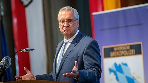 Auch wenn das Berliner Verwaltungsgericht die Zurückweisung von drei Somaliern an der Grenze für unzulässig hielt - Bayerns Innenminister Joachim Herrmann (CSU) will keine Zweifel an der neuen Praxis akzeptieren. (Archivbild)