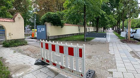 Der Eingang zur Baustelle an der James-Loeb-Straße: Hier ist ein Bauarbeiter bei Baggerarbeiten auf die Schwabinger Fliegerbombe gestoßen – und hier haben Kampfmittelexperten jetzt auch die noch fehlenden Teile gefunden: Metallsplitter und insgesamt drei Kilo Sprengstoff.