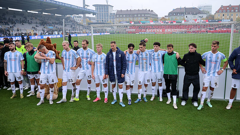 Betretene Mienen: Für die Löwen setzte es im kleinen München-Derby eine bittere 2:4-Niederlage. Betretene Mienen: Für die Löwen setzte es im kleinen München-Derby eine bittere 2:4-Niederlage.