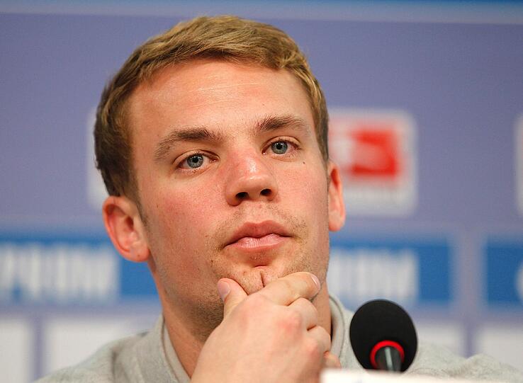 Manuel Neuer mit feuchten Augen bei der Pressekonferenz