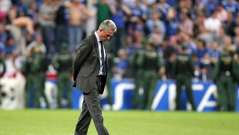 Trainer Jupp Heynckes allein auf dem Platz. Trainer Jupp Heynckes allein auf dem Platz.