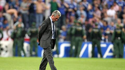 Trainer Jupp Heynckes allein auf dem Platz.