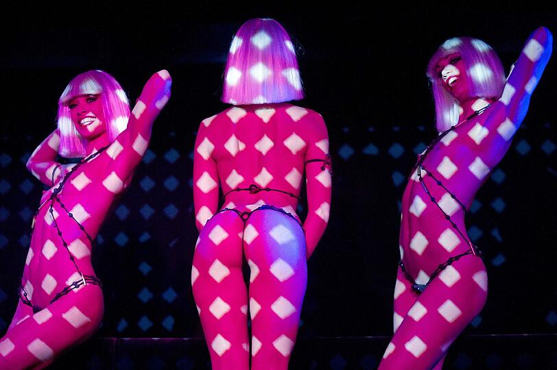 "Crazy Horse Cabaret" begeistert weltweilt mit seiner heißen Show.