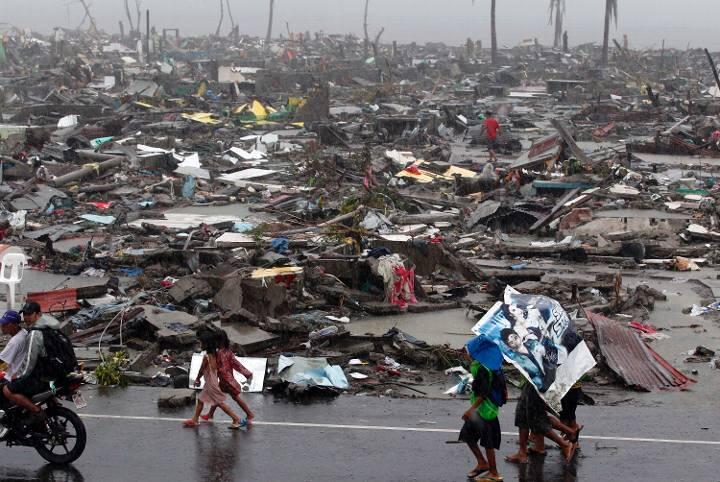 Das Trümmerfeld in Tacloban. Es sieht aus wie nach einem Krieg - so eine Verwüstung hat "Haiyan" hinterlassen.
