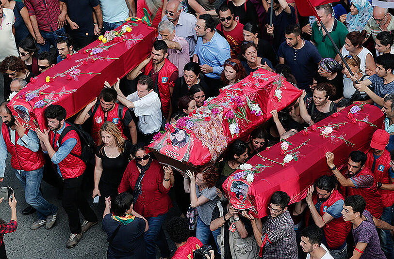 Angehörige tragen ihre Toten zu Grabe. Bei dem Bombenanschlag am Montag im türkischen Suruc waren 32 Menschen getötet worden.