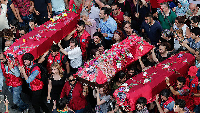 Angehörige tragen ihre Toten zu Grabe. Bei dem Bombenanschlag am Montag im türkischen Suruc waren 32 Menschen getötet worden. Angehörige tragen ihre Toten zu Grabe. Bei dem Bombenanschlag am Montag im türkischen Suruc waren 32 Menschen getötet worden.
