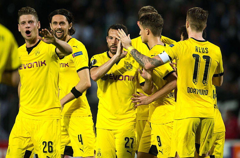 Die BVB-Profis bejubeln den glücklichen Ausgleich durch Gonzalo Castro.
