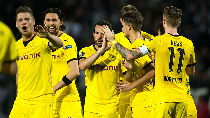 Die BVB-Profis bejubeln den glücklichen Ausgleich durch Gonzalo Castro. Die BVB-Profis bejubeln den glücklichen Ausgleich durch Gonzalo Castro.