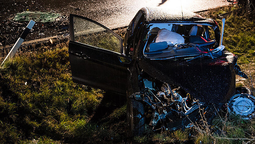 Der 55-jähriger Autofahrer dieses Fahrzeugs kam bei dem Unfall ums Leben. Der 55-jähriger Autofahrer dieses Fahrzeugs kam bei dem Unfall ums Leben.