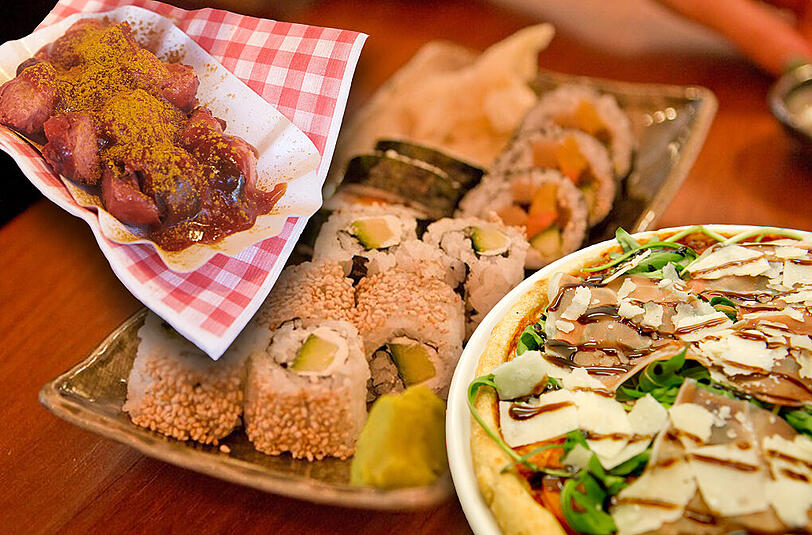 Pizza und Fast Food gehören bei den Deutschen weiterhin zu den Spitzenreitern, doch auch die exotische Küche wird immer beliebter. Das große Bild zeigt ein Gericht aus dem "Sushiya Sansaro" in München. (Archivbild)