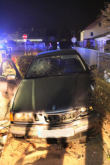 Der Fahrer landete unsanft mit seinem Auto im Gartenzaun.