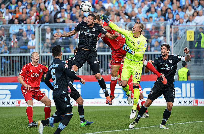 JAN ZIMMERMANN: NOTE 5 - Anfangs wie gewohnt sicher, dann der Pechvogel: Im Duell mit Soriano fuhr er den Fuß aus &ndash; und der Stürmer fädelte dankbar ein. Eigentlich kein Foul, dennoch spielentscheidend. Sah auch beim 0:2 nicht gut aus.