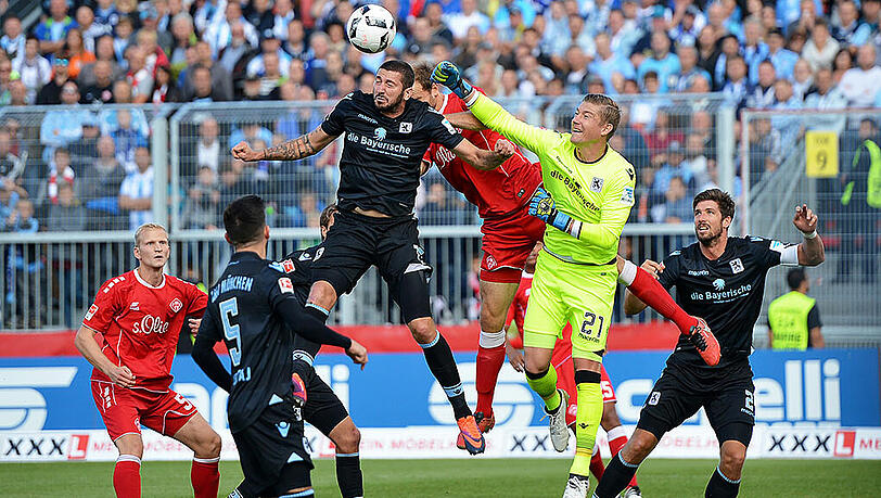 JAN ZIMMERMANN: NOTE 5 - Anfangs wie gewohnt sicher, dann der Pechvogel: Im Duell mit Soriano fuhr er den Fuß aus – und der Stürmer fädelte dankbar ein. Eigentlich kein Foul, dennoch spielentscheidend. Sah auch beim 0:2 nicht gut aus. JAN ZIMMERMANN: NOTE 5 - Anfangs wie gewohnt sicher, dann der Pechvogel: Im Duell mit Soriano fuhr er den Fuß aus – und der Stürmer fädelte dankbar ein. Eigentlich kein Foul, dennoch spielentscheidend. Sah auch beim 0:2 nicht gut aus.