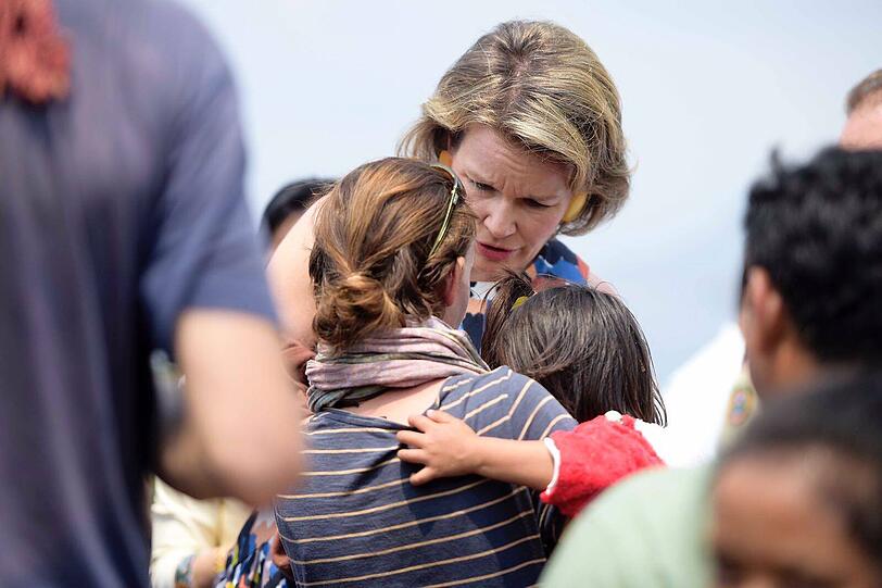 Königin Mathilde spricht mit Menschen, die in einen Verkehrsunfall verwickelt waren