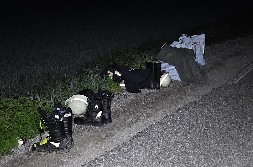 In Ergoldsbach sind nach einem Traktor-Unfall rund 3.000 Liter Pflanzenschutzmittel in einen kleinen Bach geflossen - acht Einsatzkräfte klagten im Anschluss über Beschwerden.