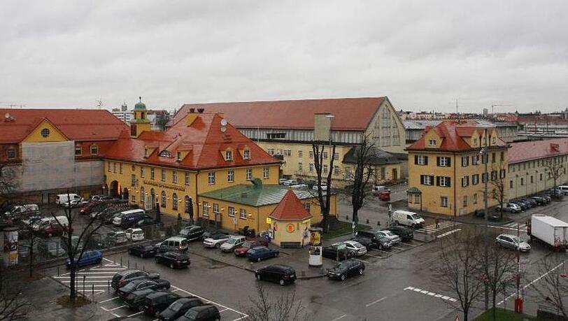 Der Großmarkt in Sendling (vorn die Gaststätte Großmarkthalle) ist 310.000 Quadratmeter groß. Dass die alten Hallen nicht mehr zeitgemäß sind, beklagen die Händler seit Jahren. Der Großmarkt in Sendling (vorn die Gaststätte Großmarkthalle) ist 310.000 Quadratmeter groß. Dass die alten Hallen nicht mehr zeitgemäß sind, beklagen die Händler seit Jahren.