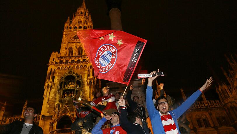 Die bisher letzte Fan-Party am Marienplatz: Bayern-Anhänger haben sogar die Mariensäule eingenommen. Nächsten Sonntag geht es weiter. Die bisher letzte Fan-Party am Marienplatz: Bayern-Anhänger haben sogar die Mariensäule eingenommen. Nächsten Sonntag geht es weiter.