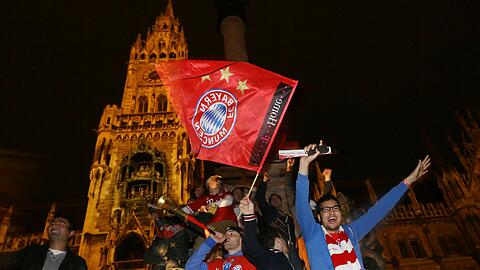 Die bisher letzte Fan-Party am Marienplatz: Bayern-Anhänger haben sogar die Mariensäule eingenommen. Nächsten Sonntag geht es weiter.