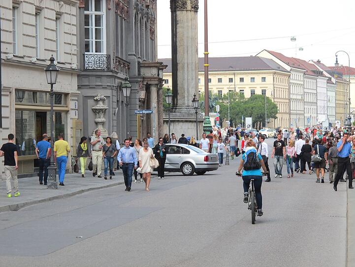 Das Fahrverbot ist ihm egal - der Fahrer eines VW Passat fährt am Samstag gemütlich an Radlern und Fußgängern vorbei - und holt sogar noch jemanden ab.