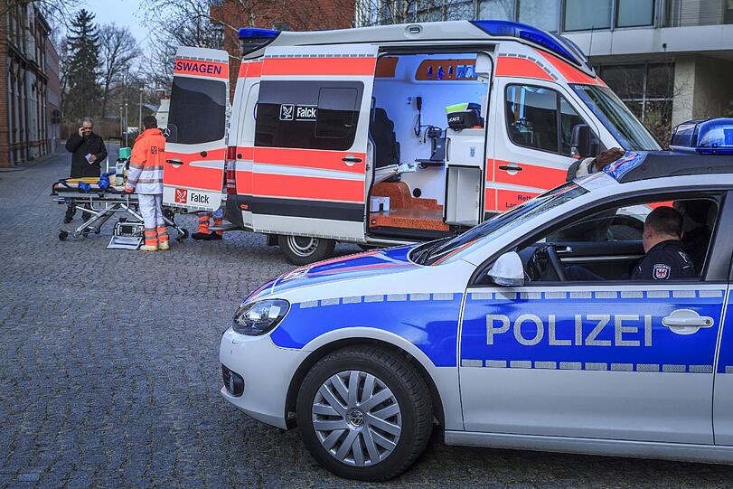 Am Rande eines Polizeieinsatzes ist ein 64-Jähriger zusammengebrochen. (Symbolbild)