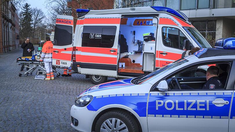 Am Rande eines Polizeieinsatzes ist ein 64-Jähriger zusammengebrochen. (Symbolbild) Am Rande eines Polizeieinsatzes ist ein 64-Jähriger zusammengebrochen. (Symbolbild)