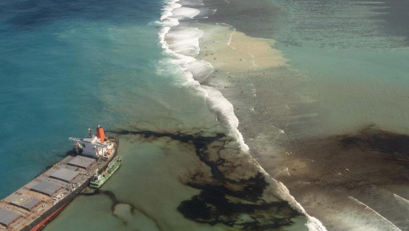 Blick auf den Frachter "Wakashio", der bereits am 25. Juli auf Grund lief, und vor der Ostküste von Mauritius im Indischen Ozean liegt. Blick auf den Frachter "Wakashio", der bereits am 25. Juli auf Grund lief, und vor der Ostküste von Mauritius im Indischen Ozean liegt.