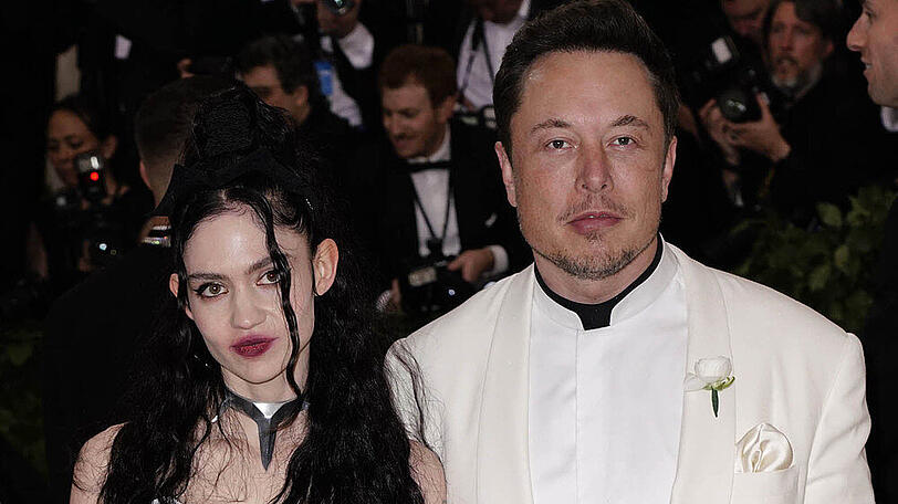 Sängerin Grimes und Tesla-Chef Elon Musk haben einen Sohn zusammen. Er heißt X AE A-XII.  (Aussprache: "X-Ash-A-Twelve").